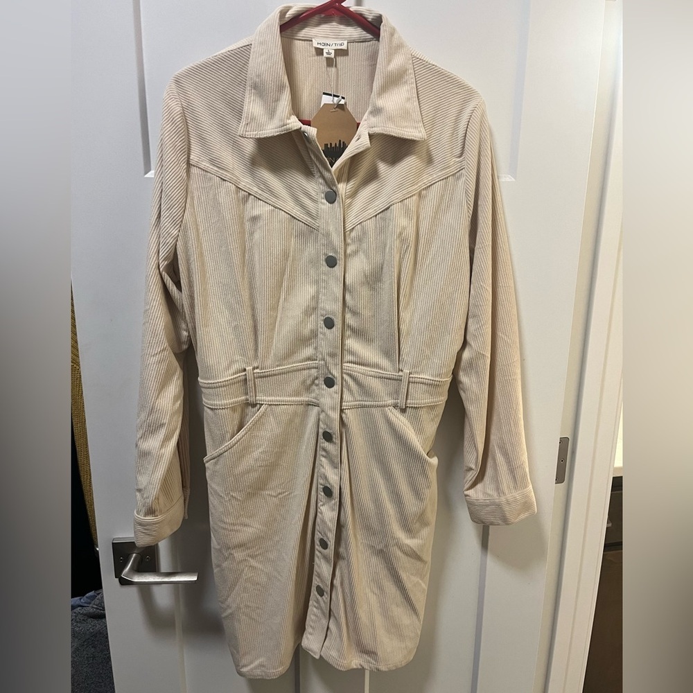 Main Strip Womens Size large Beige Corduroy Snap Front Dress Collared Pockets